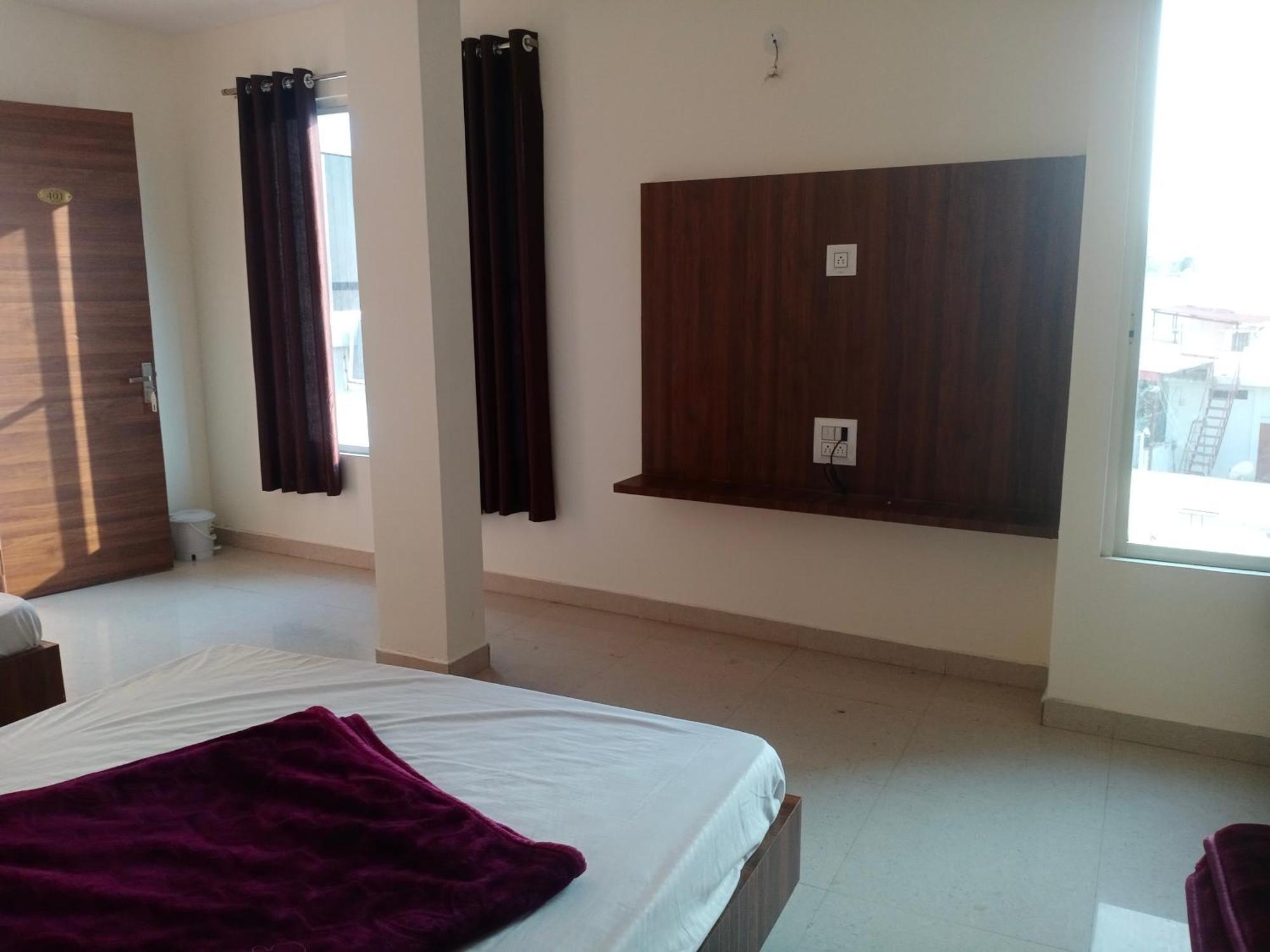 Hotel Soham Palace Ujjain Bagian luar foto